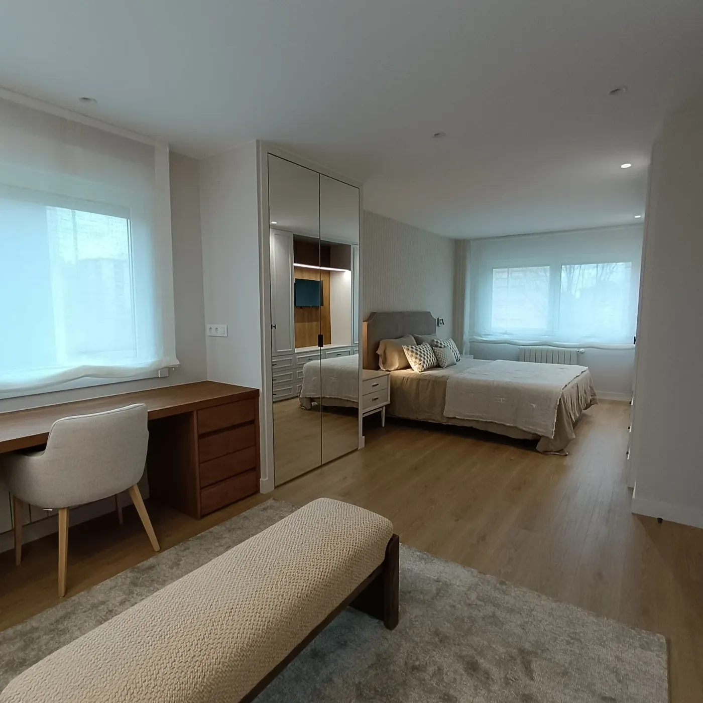 Dormitorio principal con tocador, banqueta y frente de espejo