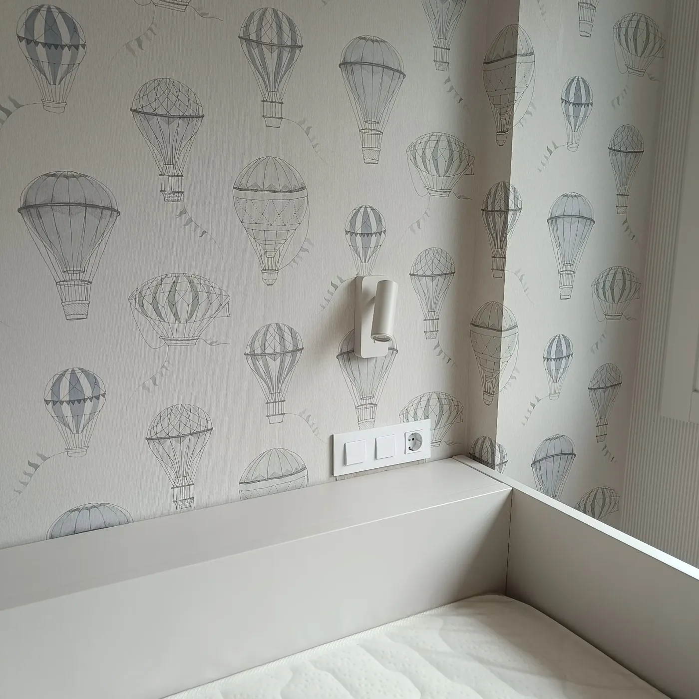 Papel pintado de globos aerostáticos en un dormitorio infantil