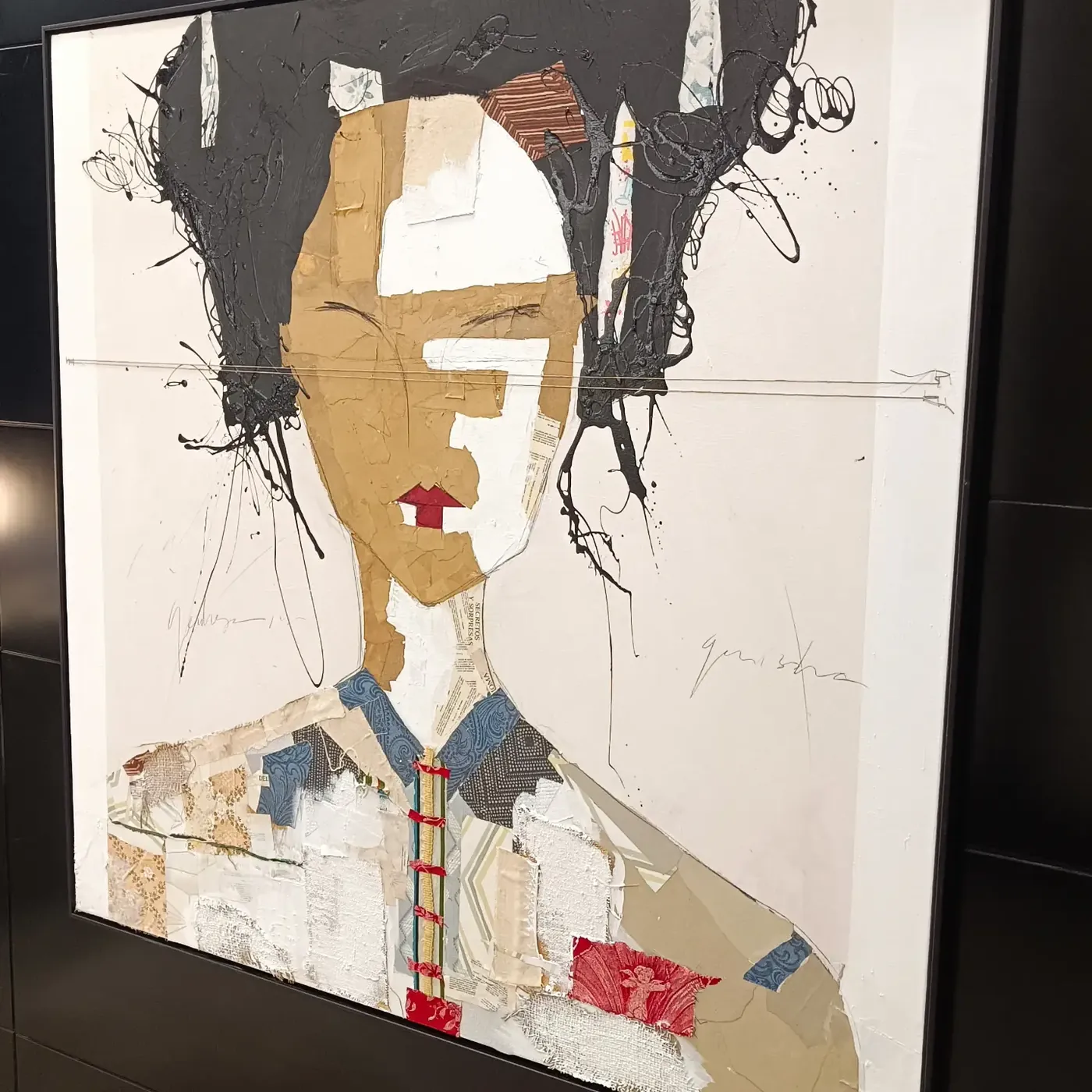 Obra contemporánea enmarcada, apoyada sobre el suelo