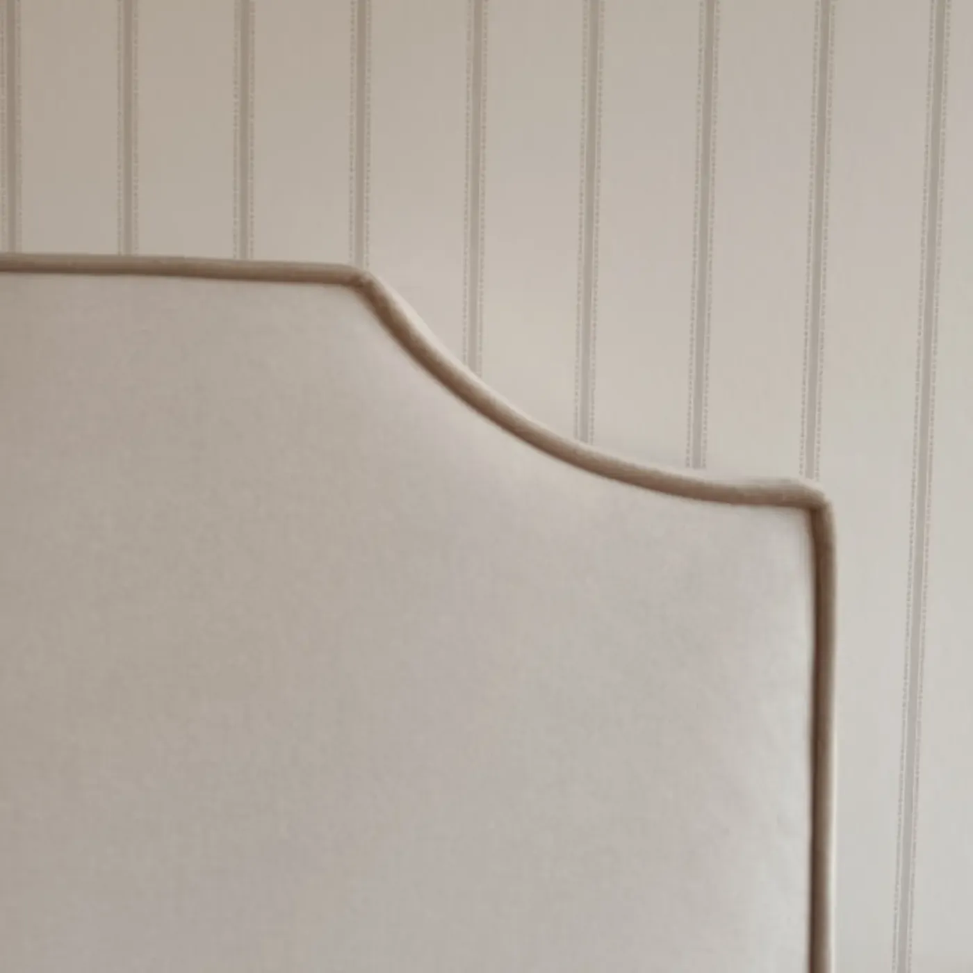 Detalle del perfil de madera que recorre el contorno del cabecero