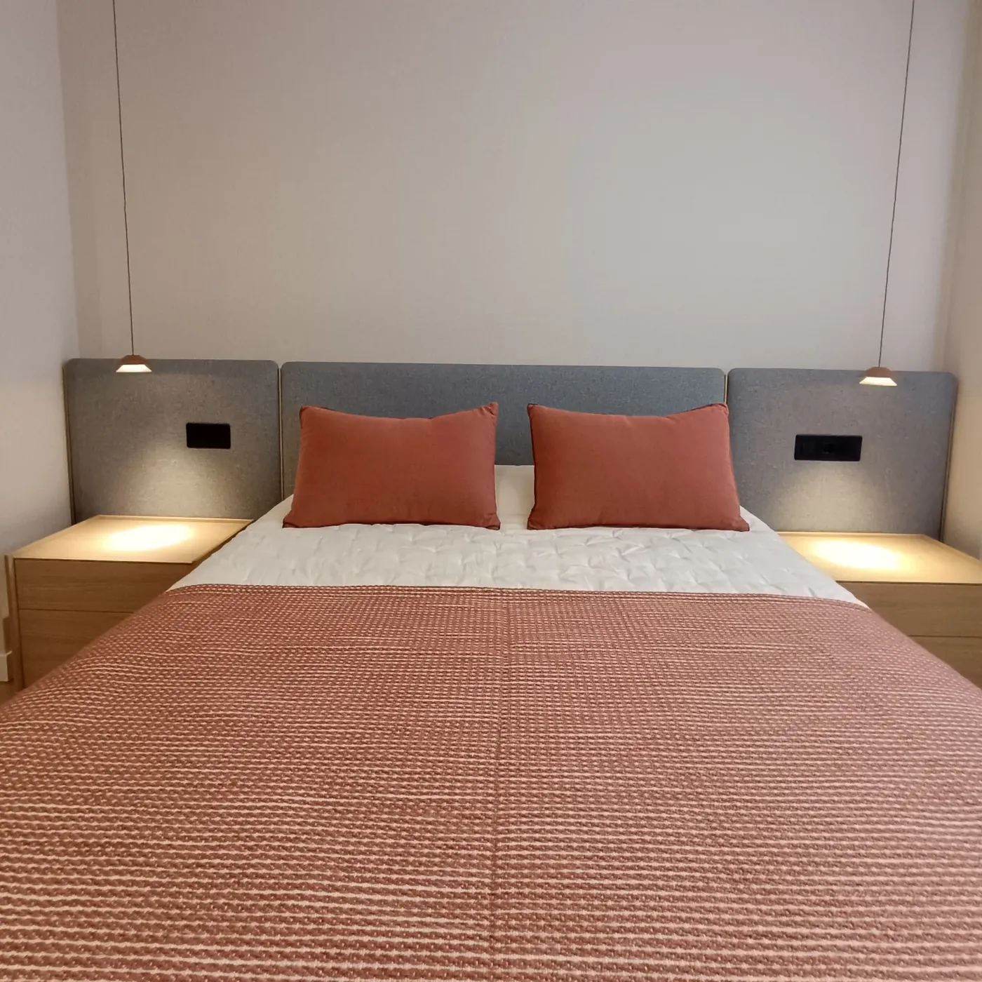 Un dormitorio renovado con mobiliario y textiles