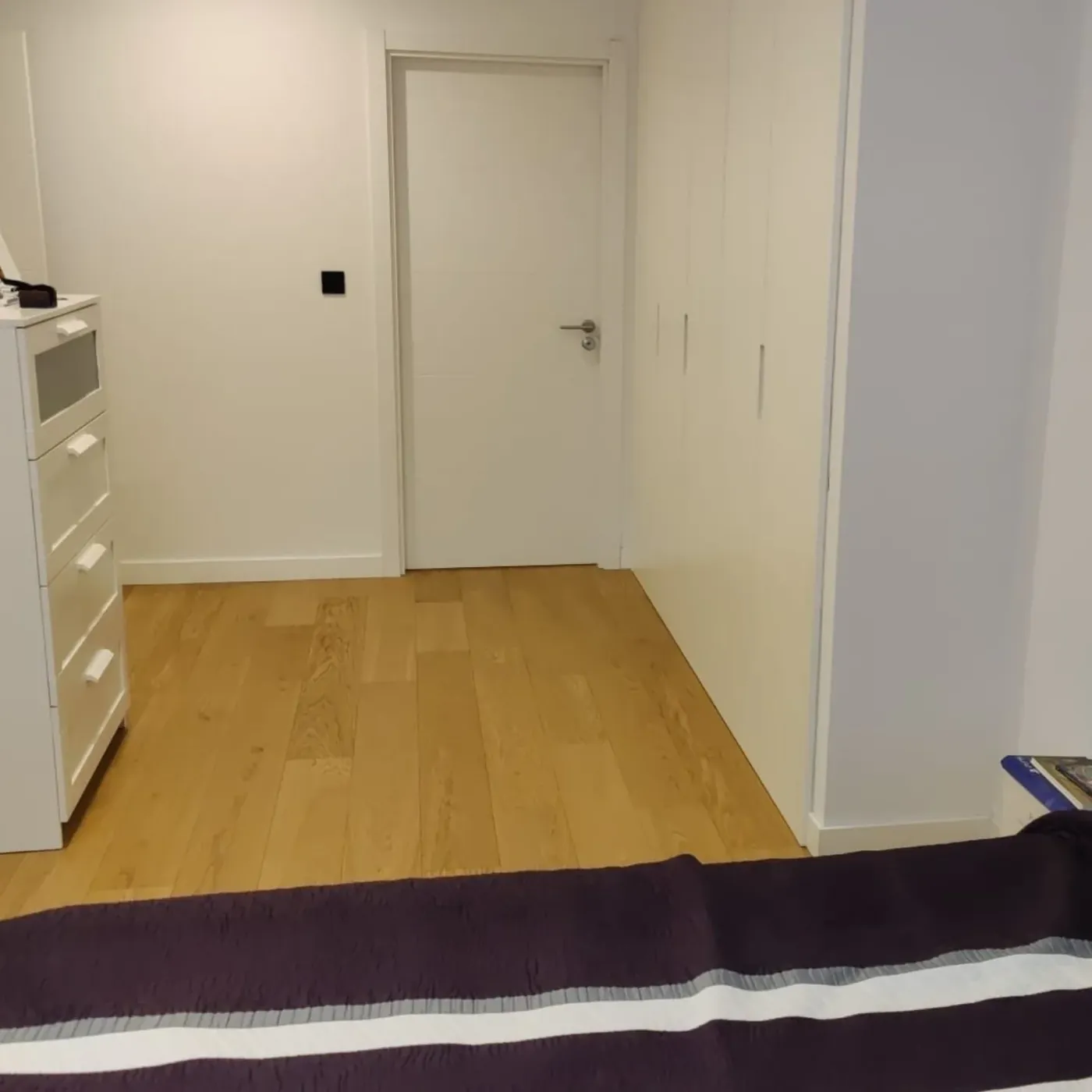 El dormitorio antes, visto desde la puerta