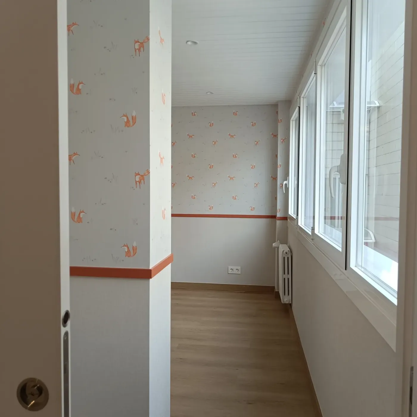 Dormitorio infantil con papel de zorros y cenefa