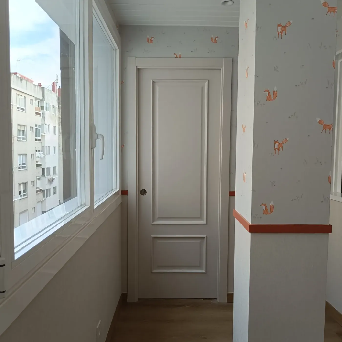 Galería vestida con el mismo papel y ventanal corrido