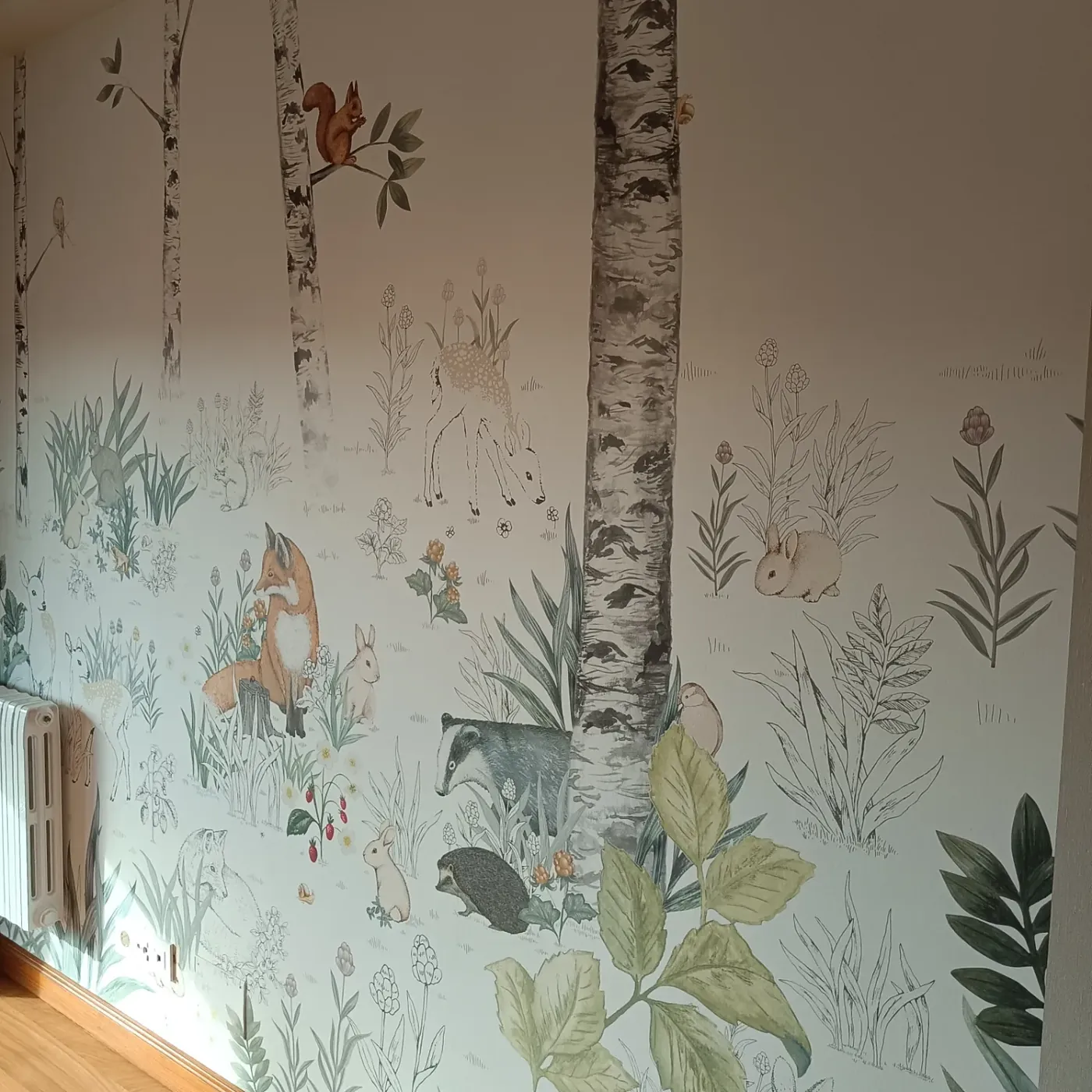 Mural de bosque de abedules con animales que ocupa la pared entera